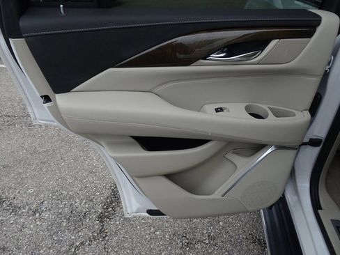 Used 2019 Cadillac Escalade Luxury AWD/4WD image 16