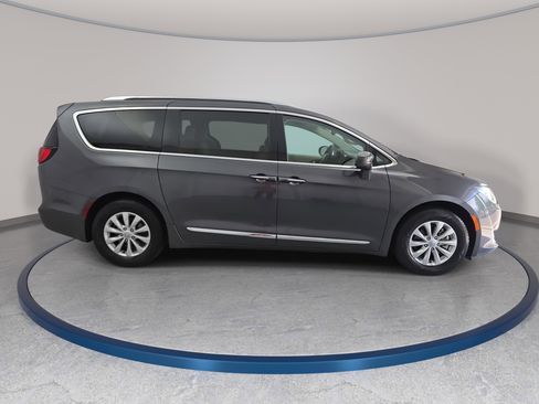 Used 2018 Chrysler Pacifica Touring-L image 4