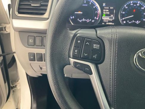 Used 2018 Toyota Highlander LE FWD image 10