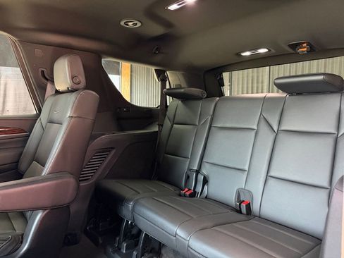 Used 2024 Cadillac Escalade Luxury AWD/4WD image 32