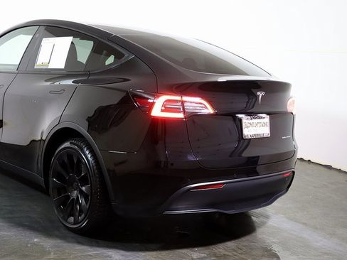 Used 2021 Tesla Model Y Long Range image 11