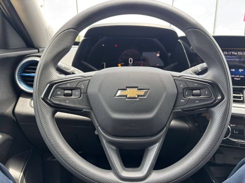 Used 2025 Chevrolet Trax LT FWD image 27