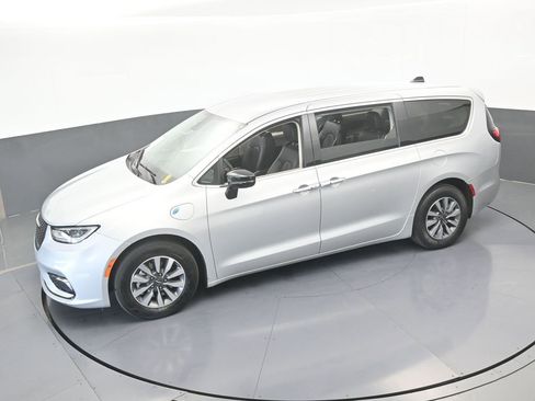 Used 2024 Chrysler Pacifica Select image 52