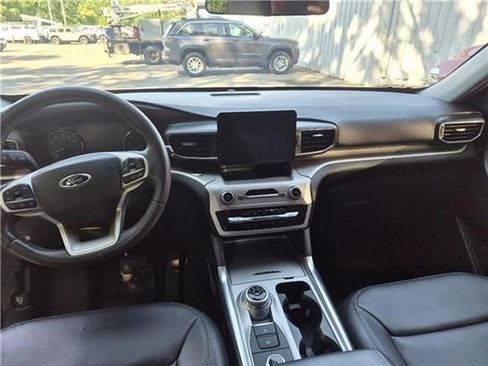 Used 2022 Ford Explorer XLT w/ Equipment Group 202A AWD/4WD image 38