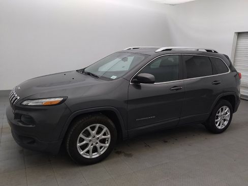 Used 2017 Jeep Cherokee Latitude image 2