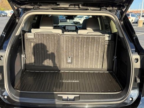 Used 2025 Toyota Highlander Platinum image 4