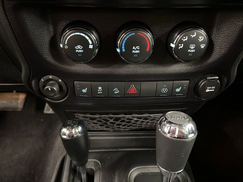 Used 2015 Jeep Wrangler Unlimited Sahara w/ Connectivity Group AWD/4WD image 11