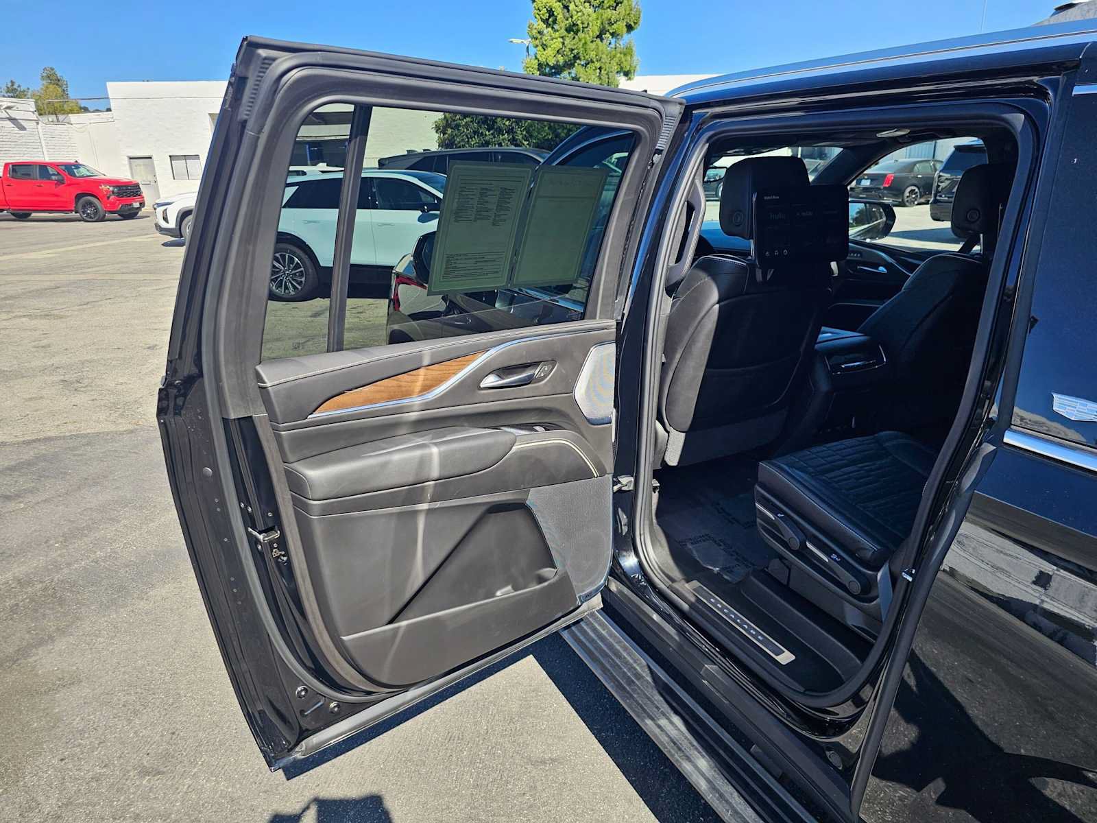Certified 2024 Cadillac Escalade ESV Premium Luxury Platinum AWD/4WD image 17