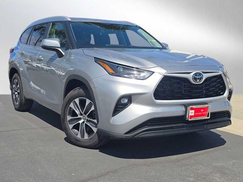 Certified 2025 Toyota Highlander XLE FWD image 1