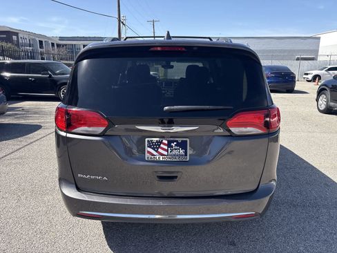 Used 2019 Chrysler Pacifica Touring-L image 13