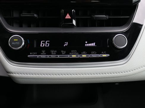 Certified 2025 Toyota Corolla SE FWD image 31
