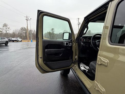 Used 2025 Jeep Wrangler Unlimited Rubicon image 9