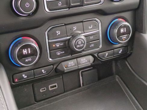 Used 2022 Chevrolet Suburban Z71 w/ Luxury Package image 18