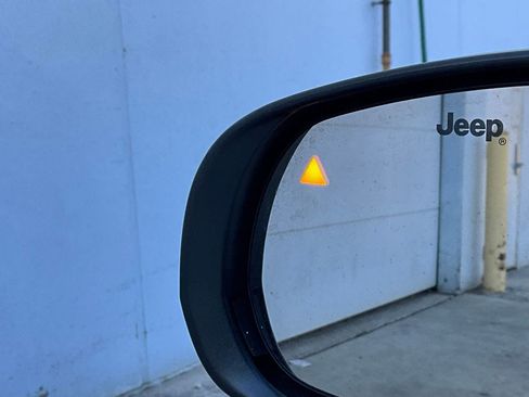 Used 2025 Jeep Compass Trailhawk image 19