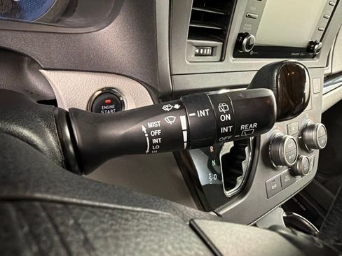 Used 2020 Toyota Sienna XLE Premium FWD image 20