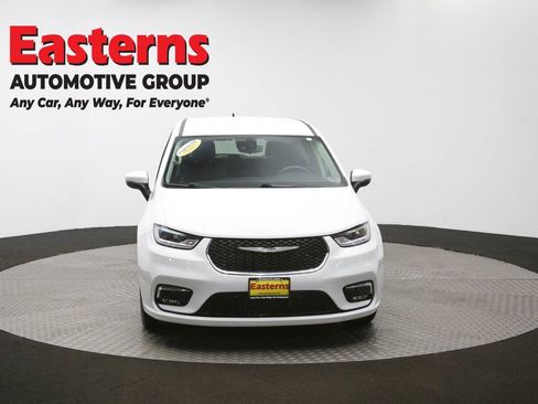 Used 2023 Chrysler Pacifica Touring-L image 51