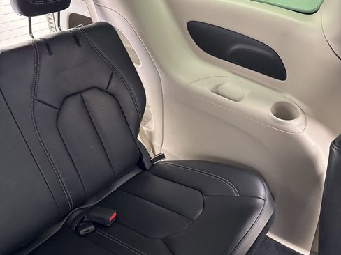 Used 2023 Chrysler Pacifica Touring-L image 36