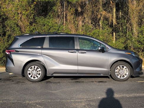 Used 2025 Toyota Sienna LE w/ LE Plus Package image 2