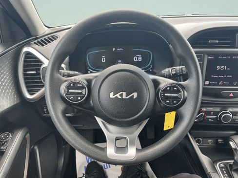 Used 2025 Kia Soul LX w/ LX Technology Package FWD image 25
