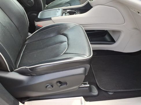 Used 2023 Chrysler Pacifica Limited FWD image 18