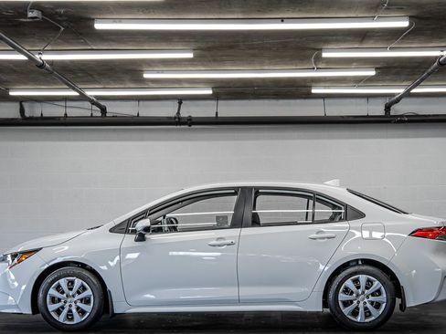 Used 2021 Toyota Corolla LE image 2