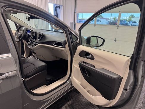 Used 2023 Chrysler Pacifica Touring-L FWD image 17