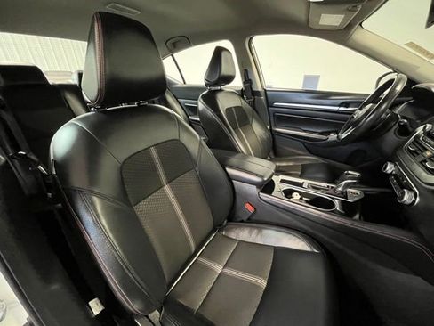 Used 2024 Nissan Altima 2.5 SR FWD image 9