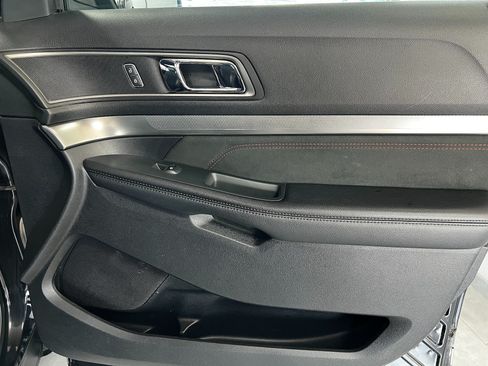 Used 2019 Ford Explorer XLT w/ XLT Sport Appearance Package AWD/4WD image 34