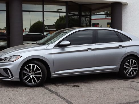 Used 2025 Volkswagen Jetta SE FWD image 4