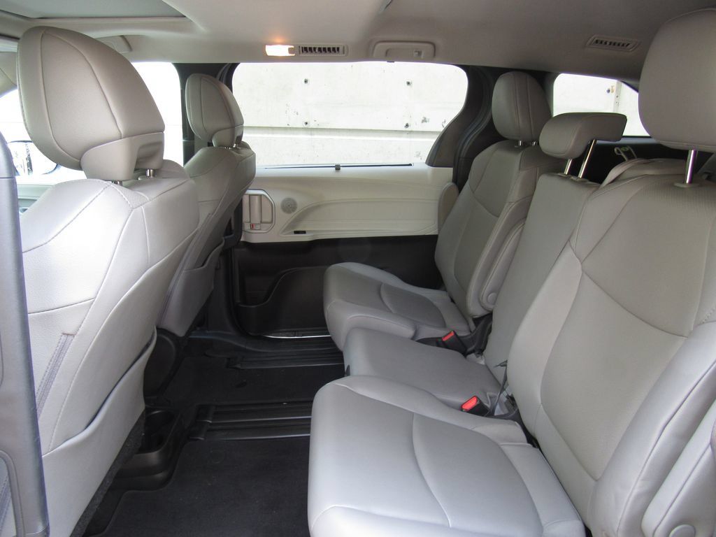 Certified 2025 Toyota Sienna XLE FWD image 16