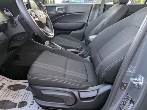 Used 2025 Hyundai Venue SEL image 17