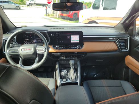Used 2025 GMC Canyon AT4 image 17