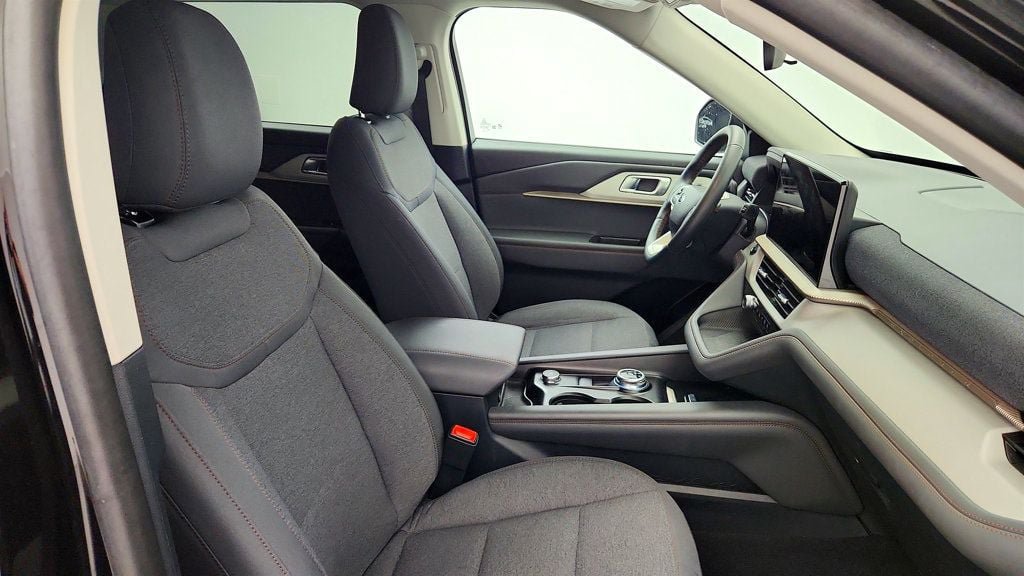 Used 2025 Ford Explorer Active AWD/4WD image 26