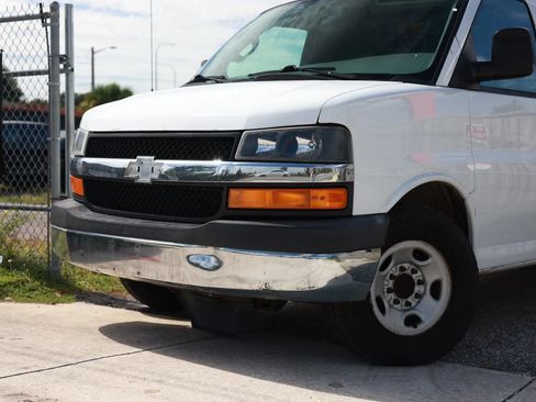 Used 2017 Chevrolet Express 2500 Extended RWD image 14