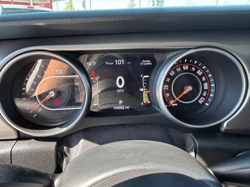 Used 2018 Jeep Wrangler Unlimited Sahara w/ Uconnect 4C Nav & Sound Group AWD/4WD image 15