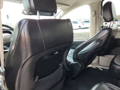 Used 2023 Chrysler Pacifica Touring-L FWD image 33