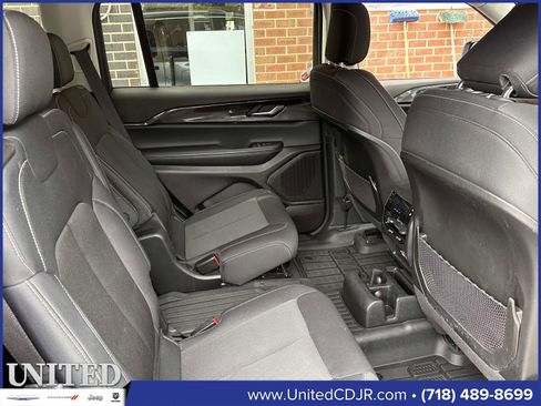 Used 2023 Jeep Grand Cherokee L Laredo image 17