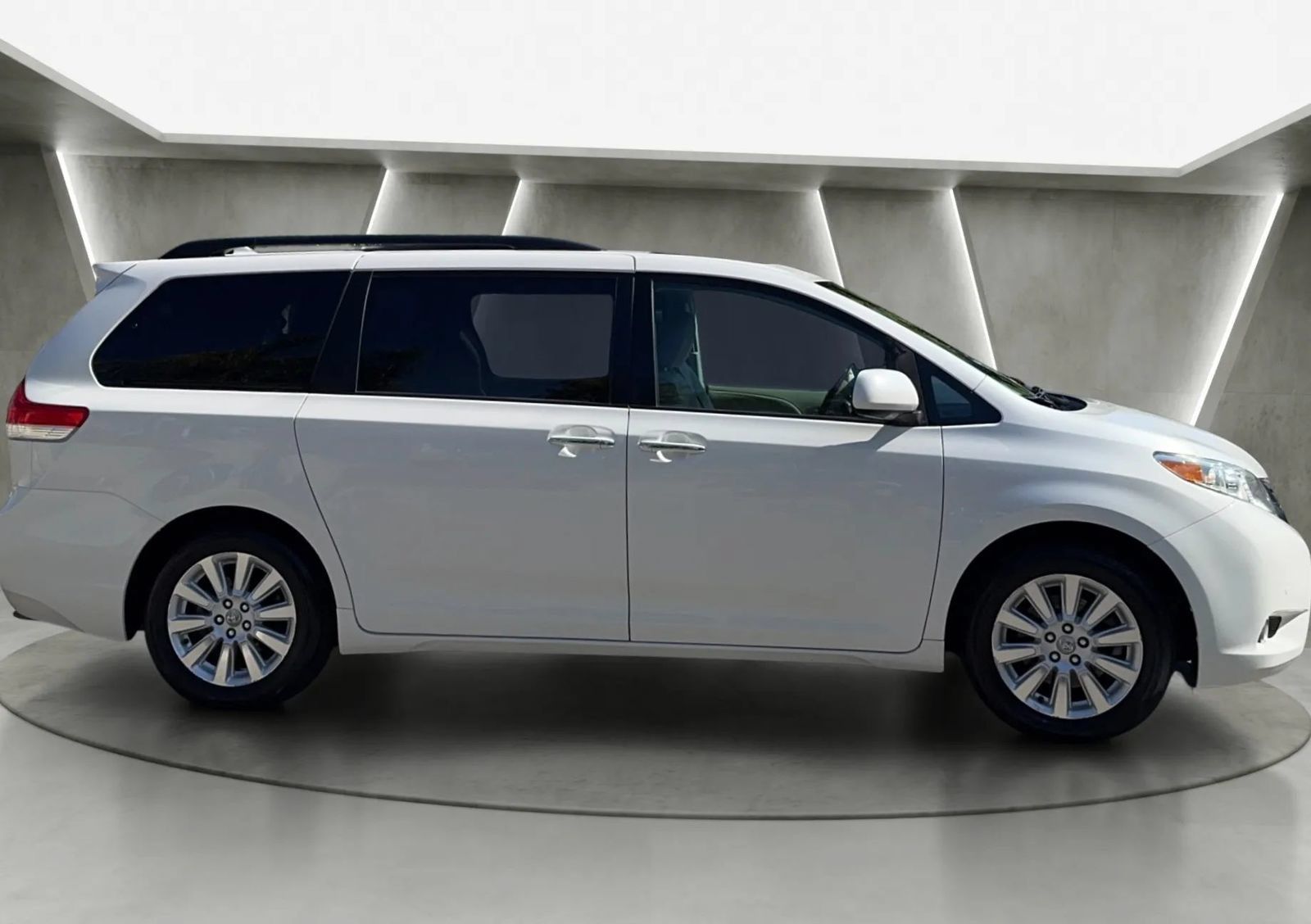 Used 2011 Toyota Sienna Limited w/ Premium Pkg AWD/4WD image 2