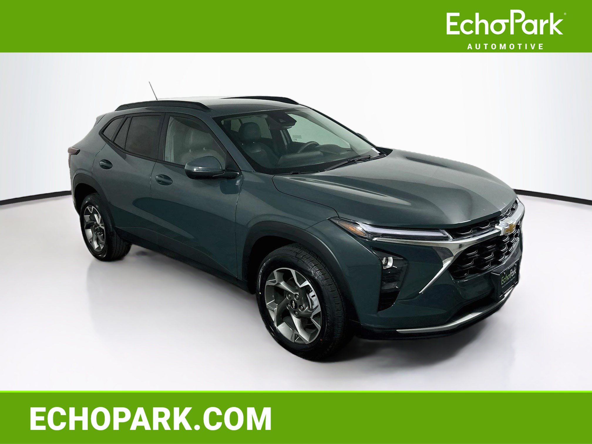 Used 2025 Chevrolet Trax LT FWD image 1