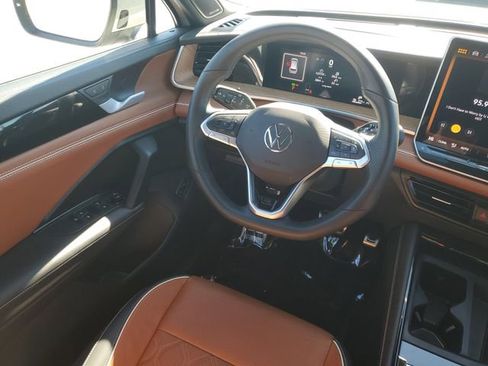 Used 2025 Volkswagen Tiguan SEL R-Line image 10