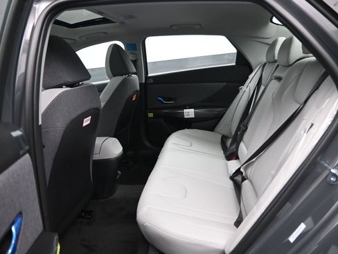 Certified 2025 Hyundai Elantra Limited FWD image 31