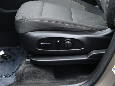 Used 2020 Chevrolet Traverse LT image 11