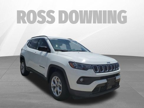 Used 2025 Jeep Compass Latitude AWD/4WD image 3