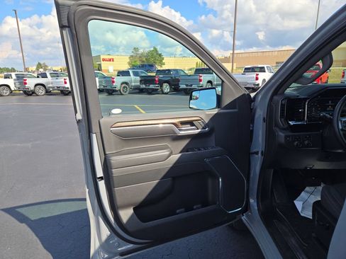 Used 2024 Chevrolet Silverado 1500 LT AWD/4WD image 16