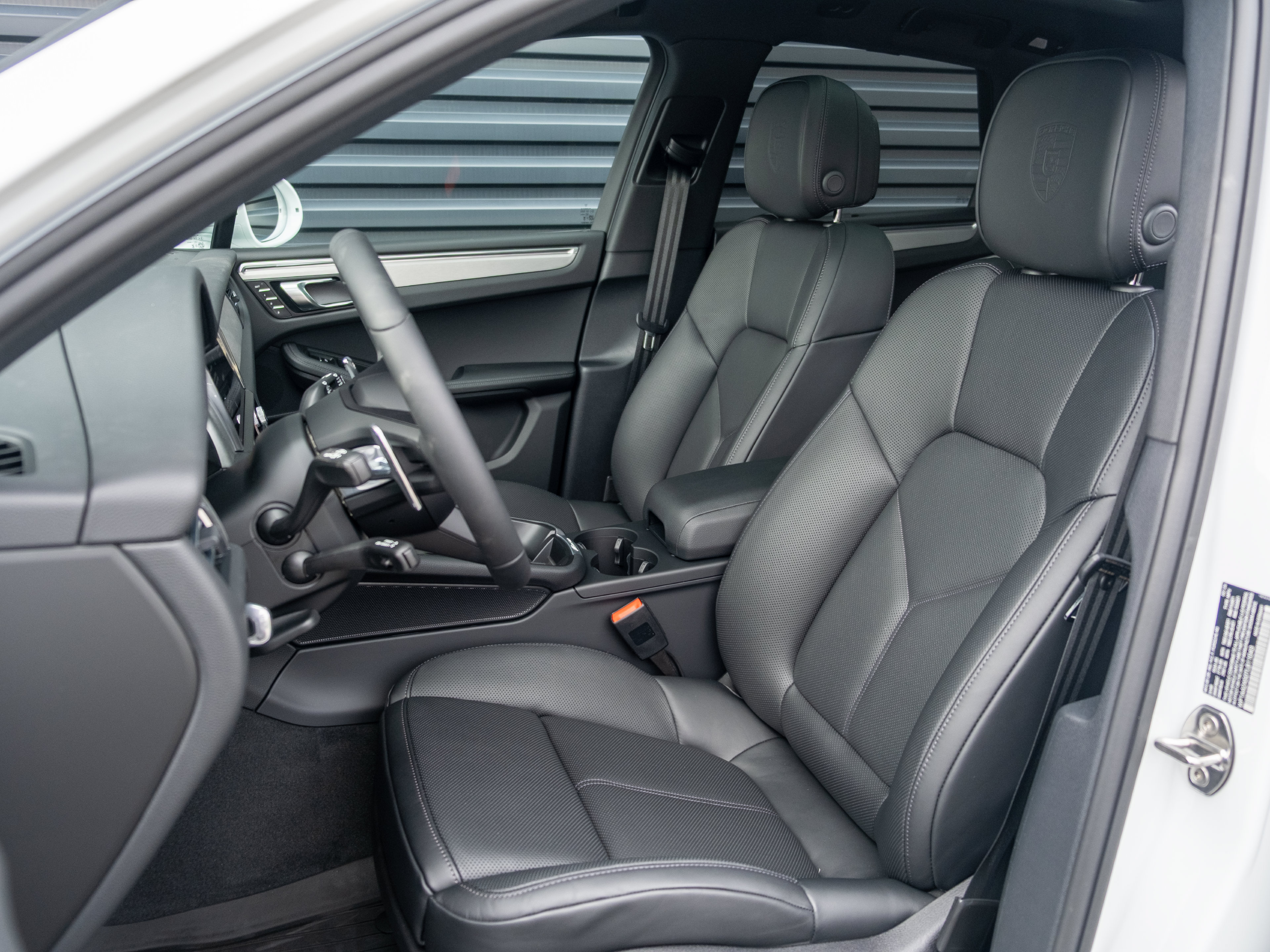 Certified 2026 Porsche Macan AWD/4WD image 5