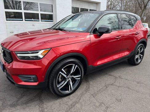 Used 2019 Volvo XC40 T5 R-Design image 3