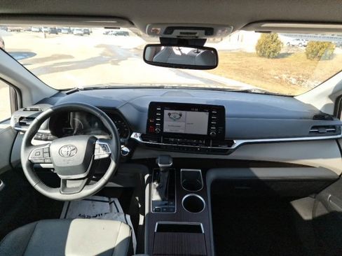 Used 2023 Toyota Sienna XLE image 35