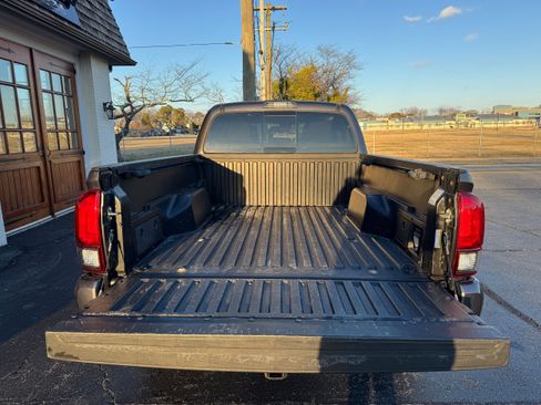Used 2018 Toyota Tacoma TRD Sport image 31