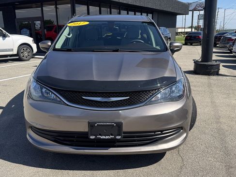 Used 2017 Chrysler Pacifica LX FWD image 3