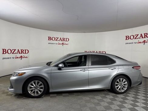Used 2018 Toyota Camry LE image 5
